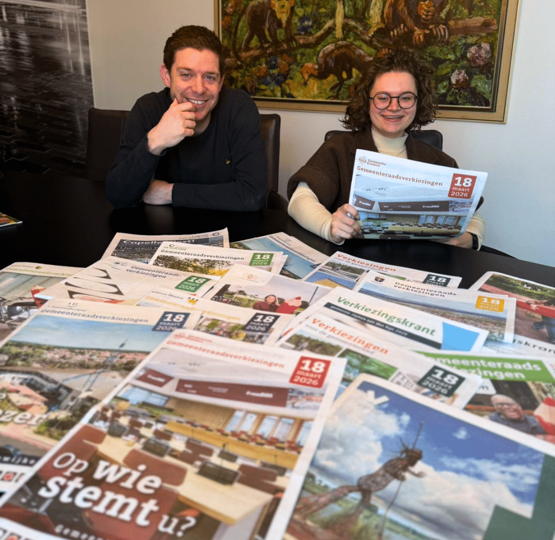 Lieke en Patrick met de 16 verkiezingskranten.